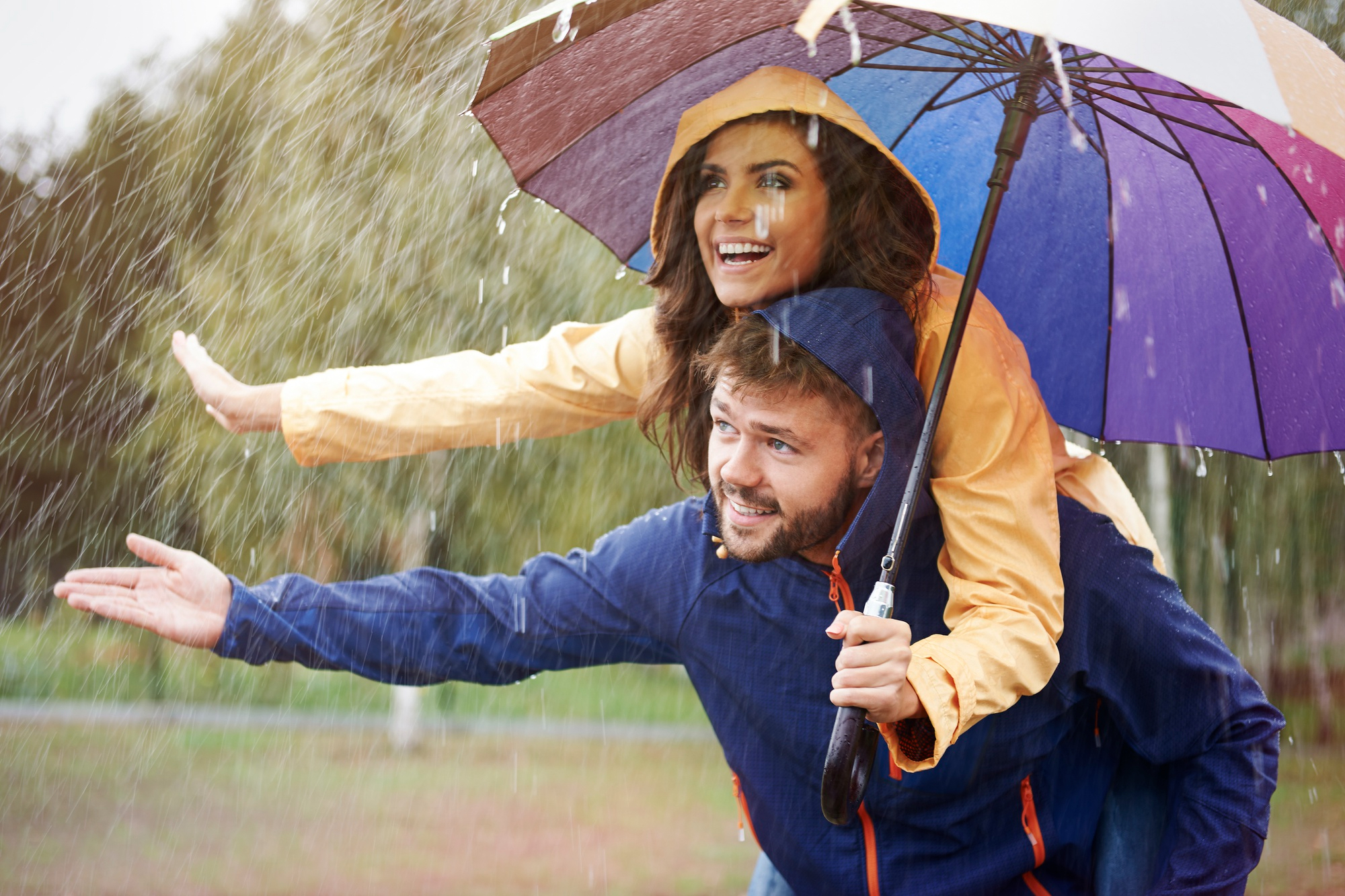 Couple qui s'amuse en temps de pluie dans les Landes