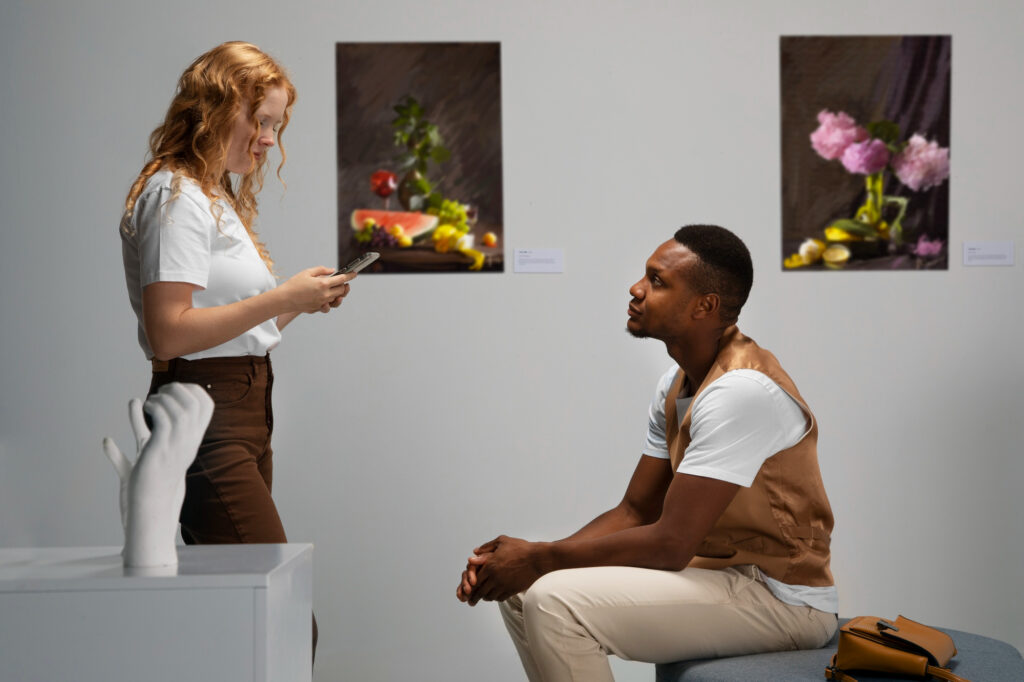 Un couple qui visite une musée dans les Landes