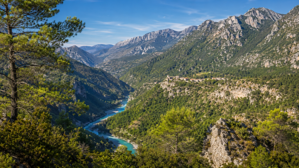 Les Alpes-Maritimes en été trois vallées où le département change de visage