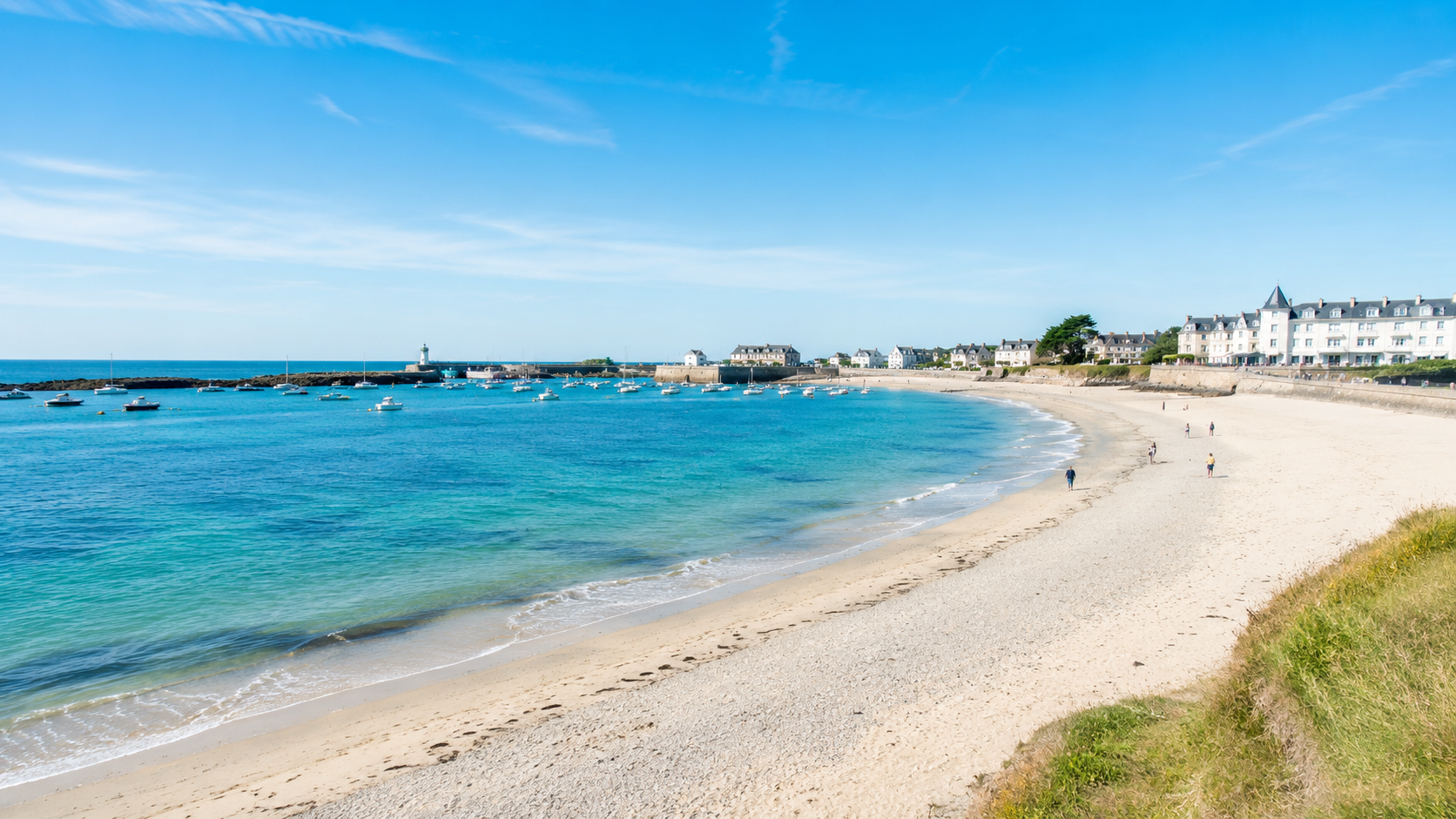 Port Maria à Quiberon avec bateaux de pêche, quais ensoleillés et maisons bretonnes.
