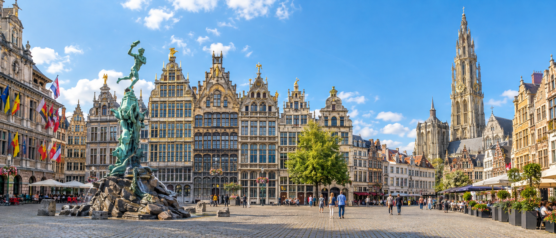 Grand-Place d’Anvers avec la fontaine de Brabo, les maisons de corporations et la cathédrale.