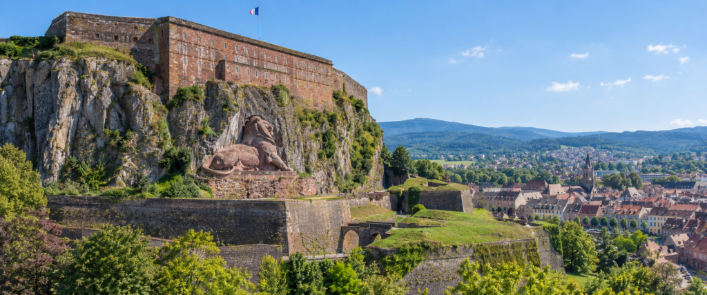 Lion de Belfort sculpté par Bartholdi, au pied de la citadelle et face à la ville.
